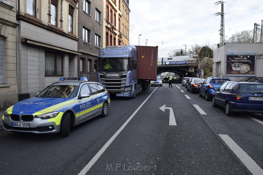 LKW gegen Bruecke wegen Rettungsgasse Koeln Muelheim P05.JPG - Miklos Laubert